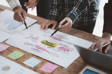 Grup işadamı girişim şirketlerinin yöneticileri, şirket satış toplantıları, beyin fırtınası ve şirket performansının özeti ile bir toplantıya katıldı. İş stratejisi yönetim kavramı.