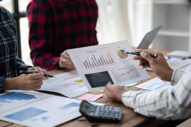 Şirket toplantı odasında iş adamları ve finans müdürleri finans konularında bir araya geliyor, belgeler hakkında bilgi topluyor ve birlikte tartışıyorlar. Şirket mali yönetimi kavramı