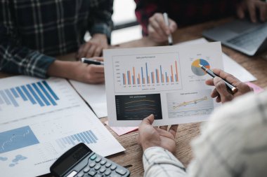 Şirket toplantı odasında iş adamları ve finans müdürleri finans konularında bir araya geliyor, belgeler hakkında bilgi topluyor ve birlikte tartışıyorlar. Şirket mali yönetimi kavramı