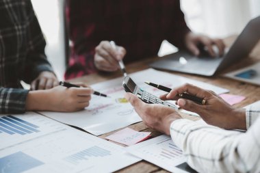 Şirket toplantı odasında iş adamları ve finans müdürleri finans konularında bir araya geliyor, belgeler hakkında bilgi topluyor ve birlikte tartışıyorlar. Şirket mali yönetimi kavramı