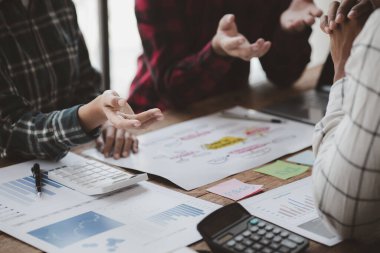 Şirket toplantı odasında iş adamları ve finans müdürleri finans konularında bir araya geliyor, belgeler hakkında bilgi topluyor ve birlikte tartışıyorlar. Şirket mali yönetimi kavramı