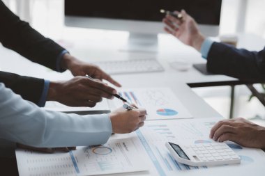 Tartışmalara, iş toplantılarına, şirket satış toplantılarına katılan insan grupları, şirket performansının özeti ve beyin fırtınası. İş stratejisi yönetim kavramı.