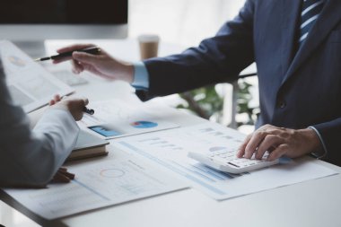 Tartışmalara, iş toplantılarına, şirket satış toplantılarına katılan insan grupları, şirket performansının özeti ve beyin fırtınası. İş stratejisi yönetim kavramı.