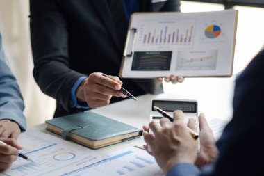 Tartışmalara, iş toplantılarına, şirket satış toplantılarına katılan insan grupları, şirket performansının özeti ve beyin fırtınası. İş stratejisi yönetim kavramı.