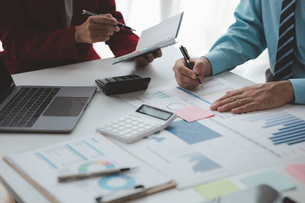 Атмосфера заседания стартап-компании, деловые люди встречаются вместе, чтобы подвести итоги и спланировать инвестиционные финансы, они являются основателями компании. Концепция управления бизнесом.