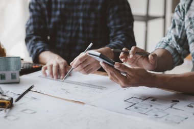 Ev tasarımı mimarları ev planı taslağını, müşteri tarafından yaptırılan projeyi ve teslimattan önce özel tasarımı inceliyorlar. İç tasarım ve dekorasyon fikirleri.