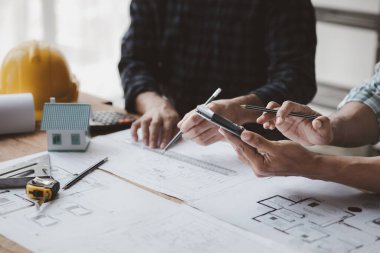 Ev tasarımı mimarları ev planı taslağını, müşteri tarafından yaptırılan projeyi ve teslimattan önce özel tasarımı inceliyorlar. İç tasarım ve dekorasyon fikirleri.