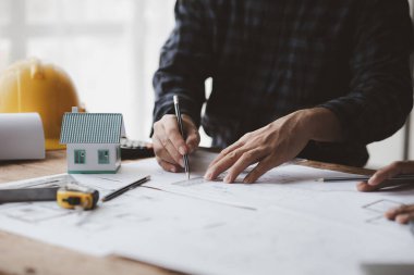 Ev tasarımı mimarları ev planı taslağını, müşteri tarafından yaptırılan projeyi ve teslimattan önce özel tasarımı inceliyorlar. İç tasarım ve dekorasyon fikirleri.