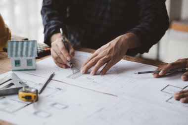 Ev tasarımı mimarları ev planı taslağını, müşteri tarafından yaptırılan projeyi ve teslimattan önce özel tasarımı inceliyorlar. İç tasarım ve dekorasyon fikirleri.