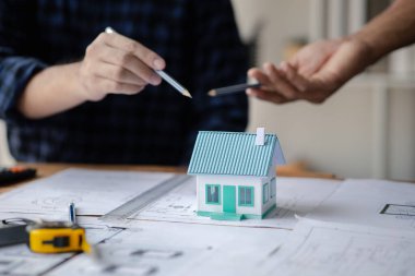 Ev tasarımı mimarları ev planı taslağını, müşteri tarafından yaptırılan projeyi ve teslimattan önce özel tasarımı inceliyorlar. İç tasarım ve dekorasyon fikirleri.