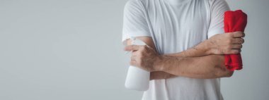 Temizlik personeli ofisi temizliyor, temizlik işçisi. Örgüt içindeki temizliği koru. Ofis dezenfeksiyonu hastalık salgınlarını önler ve hijyeni korur.