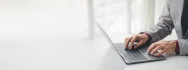 Laptop klavyesinde yazan kişi, dizüstü bilgisayarda çalışan iş adamı, iş arkadaşlarına mesaj yazıyor ve toplantıyı özetlemek için mali bilgi tablosu hazırlıyor..