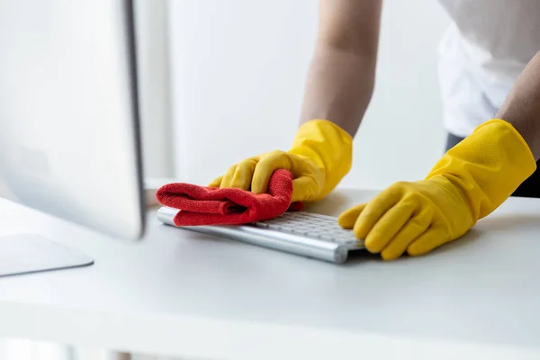 Person Cleaning Room Cleaning Worker Using Cloth Wipe Computer Keyboard — Stock Photo, Image