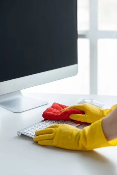 Καθαριστήριο Προσώπου Καθαριστής Χρησιμοποιεί Ύφασμα Για Σκουπίσει Πληκτρολόγιο Υπολογιστή Στο — Φωτογραφία Αρχείου