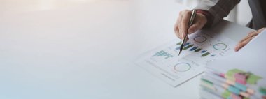 Finansörlerden biri şirketin mali belgelerini inceliyor. Finans departmanından aylık hesap özeti. Şirketin doğruluk ve büyüme finansmanını yönetme kavramı.