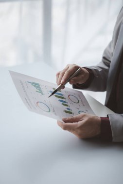 Finansörlerden biri şirketin mali belgelerini inceliyor. Finans departmanından aylık hesap özeti. Şirketin doğruluk ve büyüme finansmanını yönetme kavramı.