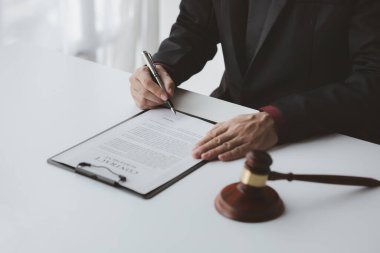 Avukatlar, ofisteki avukatlar ve müvekkillerin davayı kazanması için savunma ve planlamada kullanılacak yasal belgeler. Hukuku destekleyen ve müvekkillere hukuki davalarda yardım eden avukat kavramı.