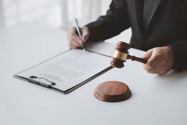 Avukatlar, ofisteki avukatlar ve müvekkillerin davayı kazanması için savunma ve planlamada kullanılacak yasal belgeler. Hukuku destekleyen ve müvekkillere hukuki davalarda yardım eden avukat kavramı.