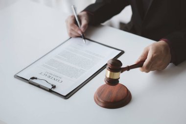 Avukatlar, ofisteki avukatlar ve müvekkillerin davayı kazanması için savunma ve planlamada kullanılacak yasal belgeler. Hukuku destekleyen ve müvekkillere hukuki davalarda yardım eden avukat kavramı.