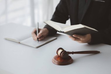 Avukatlar, ofisteki avukatlar ve müvekkillerin davayı kazanması için savunma ve planlamada kullanılacak yasal belgeler. Hukuku destekleyen ve müvekkillere hukuki davalarda yardım eden avukat kavramı.