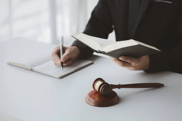 办公室律师和法律文件 用于辩护和规划案件 以便客户打赢官司 维护法律和在法律案件中协助客户的律师概念 — 图库照片