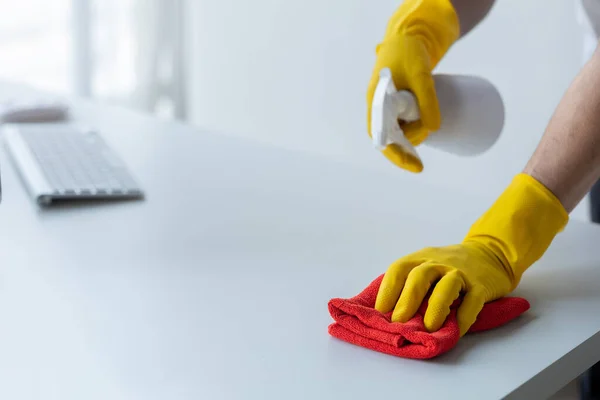 청소하는 청소하는 사용하고 사무실의 식탁을 위하여 살균제를 뿌리고 조직내에서 청결을 — 스톡 사진