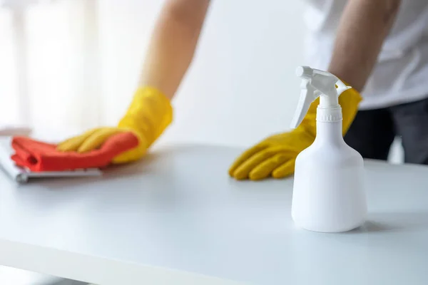 청소하는 청소하는 사용하고 사무실의 식탁을 위하여 살균제를 뿌리고 조직내에서 청결을 — 스톡 사진