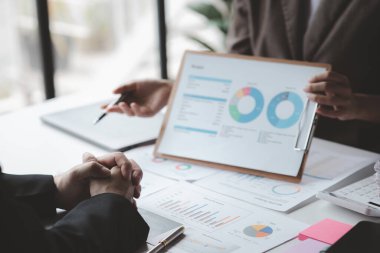 Satış departmanı bunu bölüm müdürüne götürmek için aylık bir toplantı yapıyor. Müdüre götürmeden önce hazırlanan belgelerin doğruluğunu kontrol ediyorlar.