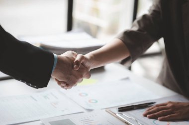 Yatırımcı grup el sıkışması, iki işadamı iş konusunda hemfikir ve başarılı bir pazarlıktan sonra el sıkışıyorlar. El sıkışmak Batının selamlaması ya da kutlamasıdır..