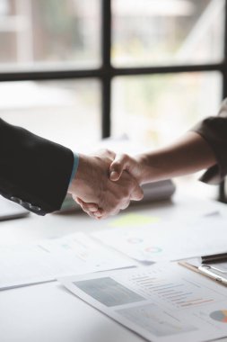 Yatırımcı grup el sıkışması, iki işadamı iş konusunda hemfikir ve başarılı bir pazarlıktan sonra el sıkışıyorlar. El sıkışmak Batının selamlaması ya da kutlamasıdır..