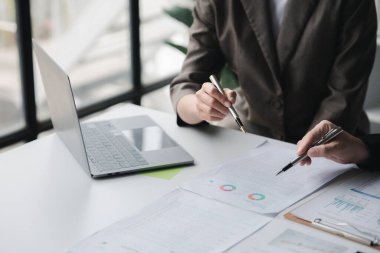 Satış departmanı bunu bölüm müdürüne götürmek için aylık bir toplantı yapıyor. Müdüre götürmeden önce hazırlanan belgelerin doğruluğunu kontrol ediyorlar.