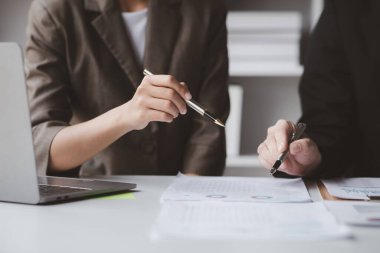 Satış departmanı bunu bölüm müdürüne götürmek için aylık bir toplantı yapıyor. Müdüre götürmeden önce hazırlanan belgelerin doğruluğunu kontrol ediyorlar.