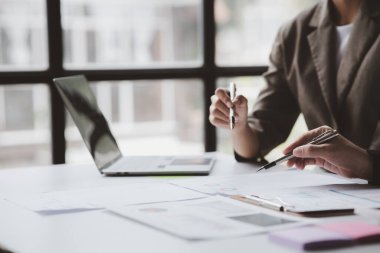 Satış departmanı bunu bölüm müdürüne götürmek için aylık bir toplantı yapıyor. Müdüre götürmeden önce hazırlanan belgelerin doğruluğunu kontrol ediyorlar.