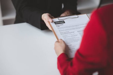 Bir şirkette iş görüşmesi için başvuruda bulunan kişi, bir yöneticiyle iş görüşmesine katılan ve başvuru için şirkete alınan kişi. İş başvurusu kavramı.