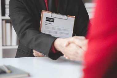 Yöneticiler ve iş başvuruları iş görüşmesinden sonra şirket ile çalışacak insanlar ve birlikte çalışacak yetenekler bulmak için iş görüşmelerinden sonra el sıkışıyor. İşe alım ve iş görüşmeleri kavramı.