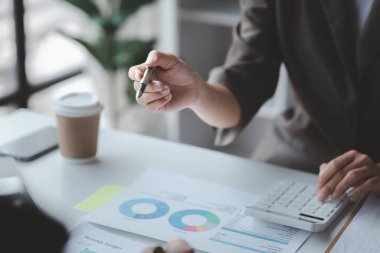 Tartışmalara, iş toplantılarına, şirket satış toplantılarına katılan insan grupları, şirket performansının özeti ve beyin fırtınası. İş stratejisi yönetim kavramı.