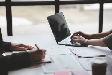 Tartışmalara, iş toplantılarına, şirket satış toplantılarına katılan insan grupları, şirket performansının özeti ve beyin fırtınası. İş stratejisi yönetim kavramı.