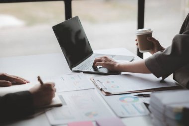 Tartışmalara, iş toplantılarına, şirket satış toplantılarına katılan insan grupları, şirket performansının özeti ve beyin fırtınası. İş stratejisi yönetim kavramı.