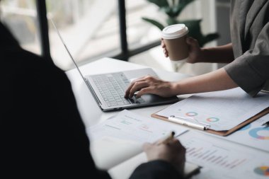 Tartışmalara, iş toplantılarına, şirket satış toplantılarına katılan insan grupları, şirket performansının özeti ve beyin fırtınası. İş stratejisi yönetim kavramı.