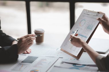 Satış departmanı bunu bölüm müdürüne götürmek için aylık bir toplantı yapıyor. Müdüre götürmeden önce hazırlanan belgelerin doğruluğunu kontrol ediyorlar.