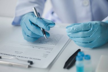 Laboratuvar asistanı, tıp bilimcisi, kimya araştırmacısı kimyasal test tüpünden cam bir tüp tutuyor, kimyasal deney yapıyor ve hastanın örneğini inceliyor. Tıp ve araştırma konsepti.