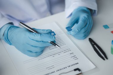 Laboratuvar asistanı, tıp bilimcisi, kimya araştırmacısı kimyasal test tüpünden cam bir tüp tutuyor, kimyasal deney yapıyor ve hastanın örneğini inceliyor. Tıp ve araştırma konsepti.