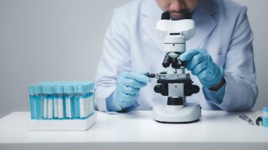 Laboratuvar asistanı, tıp bilimcisi, kimya araştırmacısı kimyasal test tüpünden cam bir tüp tutuyor, kimyasal deney yapıyor ve hastanın örneğini inceliyor. Tıp ve araştırma konsepti.