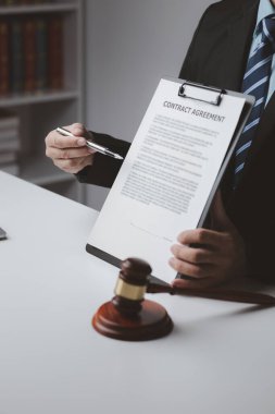 Bir davada mahsur kalan ya da dava açmak isteyen müvekkillere hukuki danışmanlık yapan bir avukat. Avukatlık hukuki bir mücadeledir..