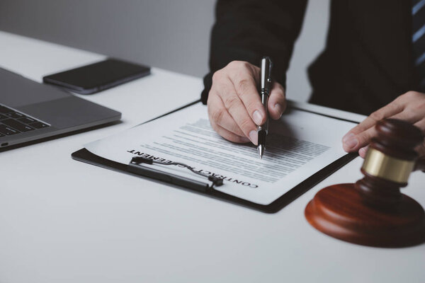 Адвокат, который помогает адвокату с клиентами, которые застряли в судебном иске или хотят подать иск, адвокатская деятельность является судебной битвой, используя закон для борьбы с судебным иском справедливо.