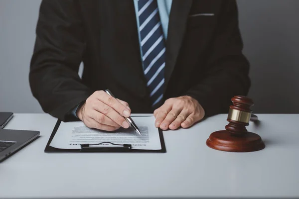 Právník Který Pomáhá Právnímu Poradci Klienty Kteří Uvízli Soudním Sporu — Stock fotografie