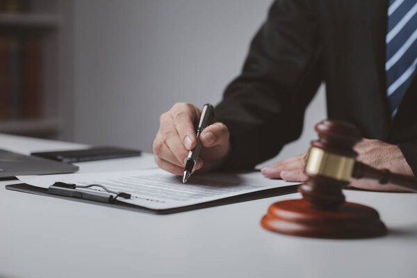 Адвокат, который помогает адвокату с клиентами, которые застряли в судебном иске или хотят подать иск, адвокатская деятельность является судебной битвой, используя закон для борьбы с судебным иском справедливо.