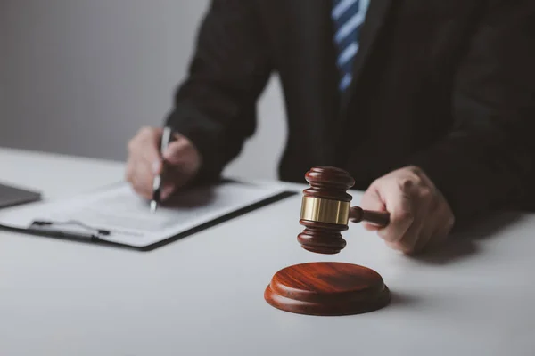 Právník Který Pomáhá Právnímu Poradci Klienty Kteří Uvízli Soudním Sporu — Stock fotografie