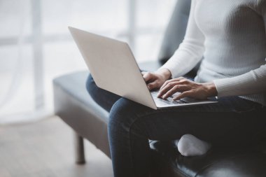 Güzel bir Asyalı kadın bir şirket yönetiyor, yeni nesil şirket kuran bir iş kadını, kadın liderler tarafından yönetilen, kadın patronlar. İş yönetimi kavramı.