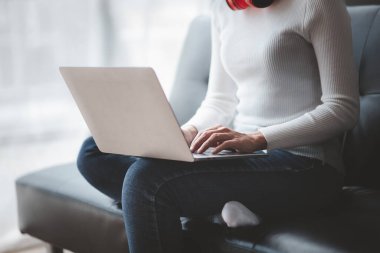 Güzel bir Asyalı kadın bir şirket yönetiyor, yeni nesil şirket kuran bir iş kadını, kadın liderler tarafından yönetilen, kadın patronlar. İş yönetimi kavramı.